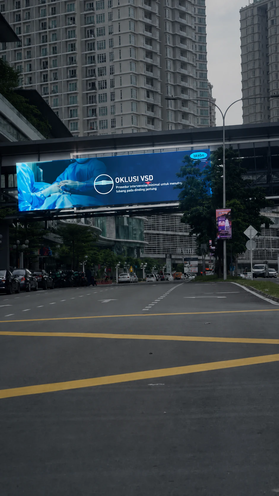 Digital bridge display carrying an advertising campaign